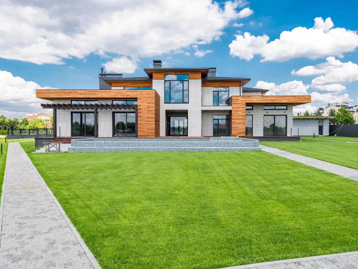 Façade contemporaine avec menuiseries