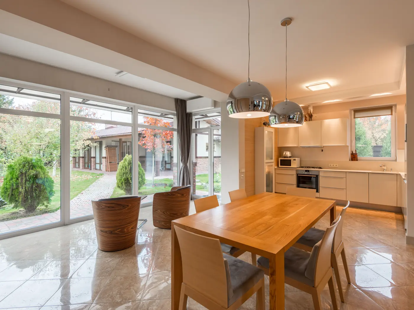 Fenêtre panoramique dans une cuisine
