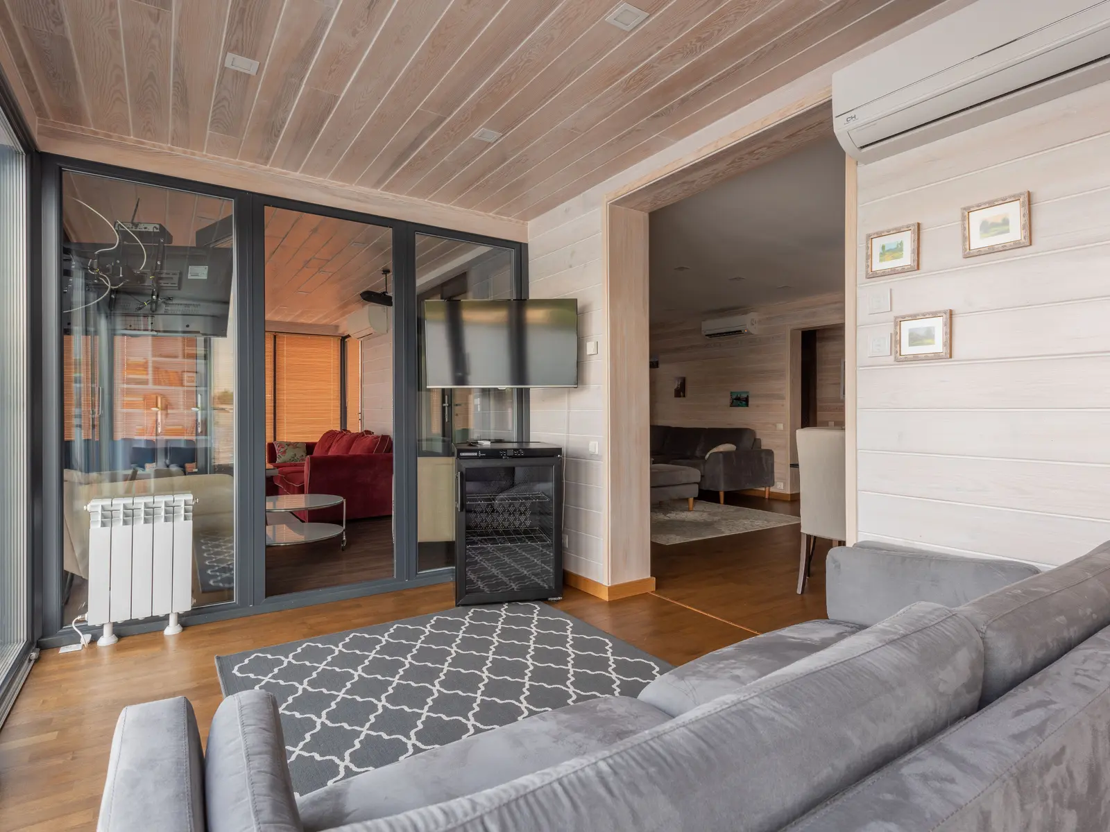 Intérieur contemporain largement ouvert sur l’extérieur par des baies vitrées
