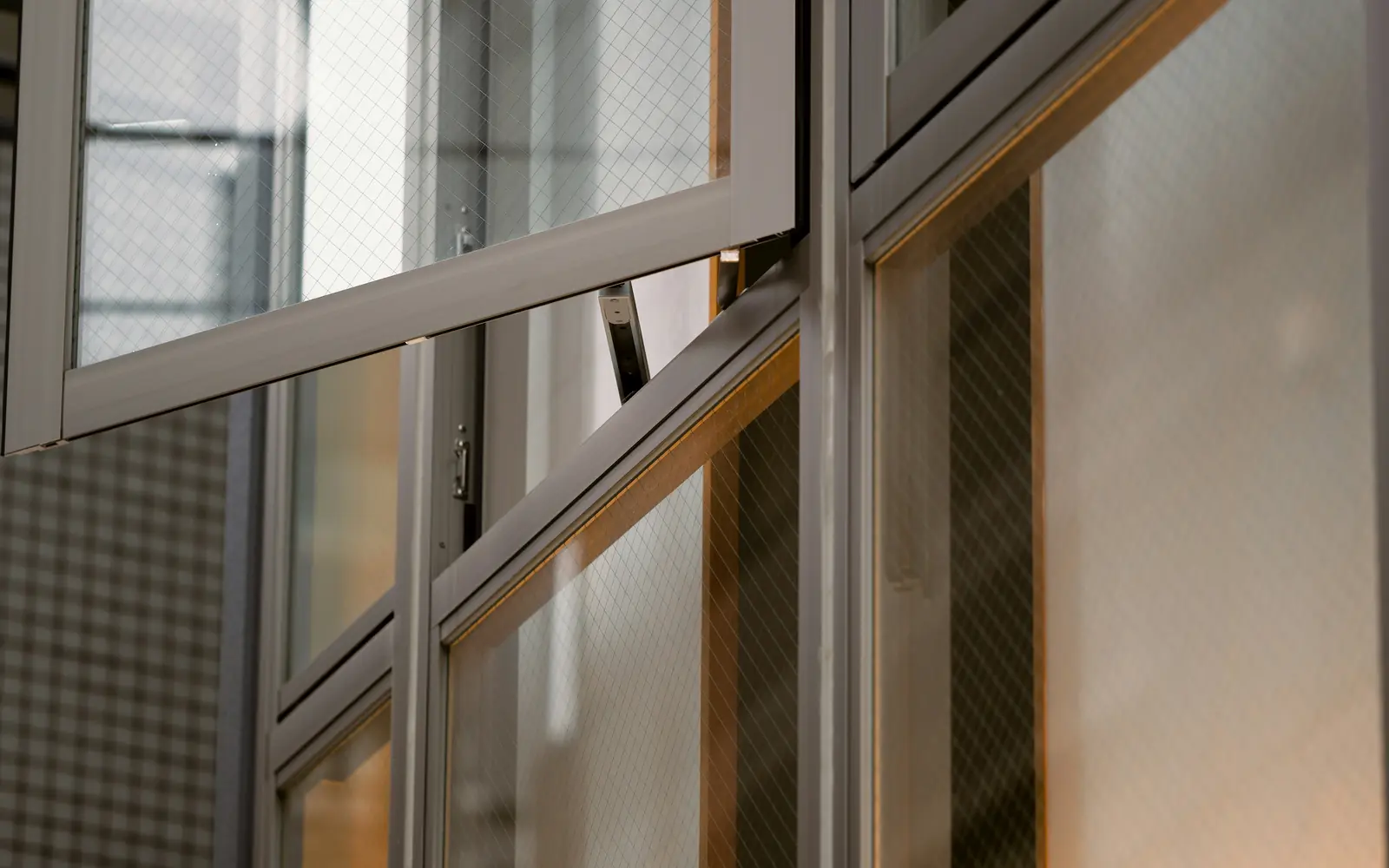 Fenêtre aluminium contemporaine équipée du système SMARTIA S67