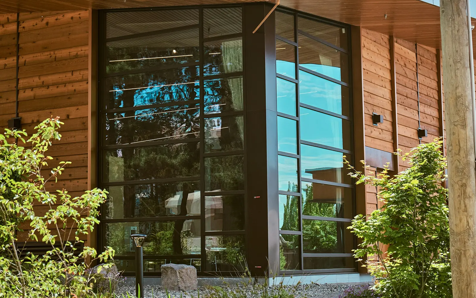 Coulissant aluminium Alumil S350 dans un intérieur contemporain