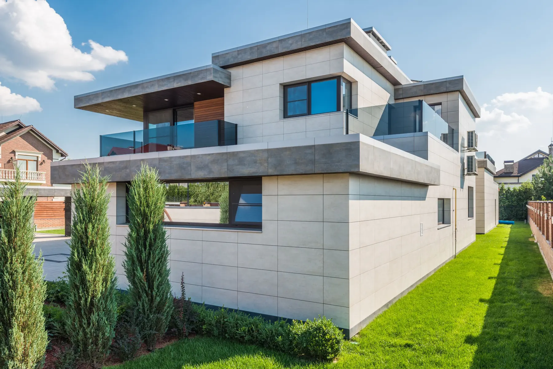 Appuis extérieurs en aluminium sur une façade contemporaine