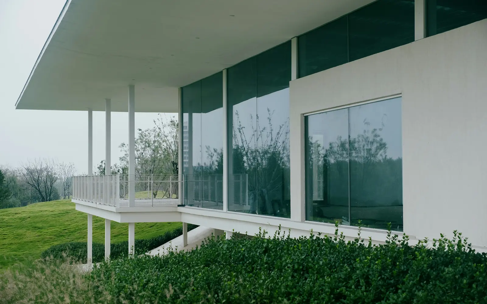 Grande baie vitrée aluminium Alumil S700 à profils minimalistes