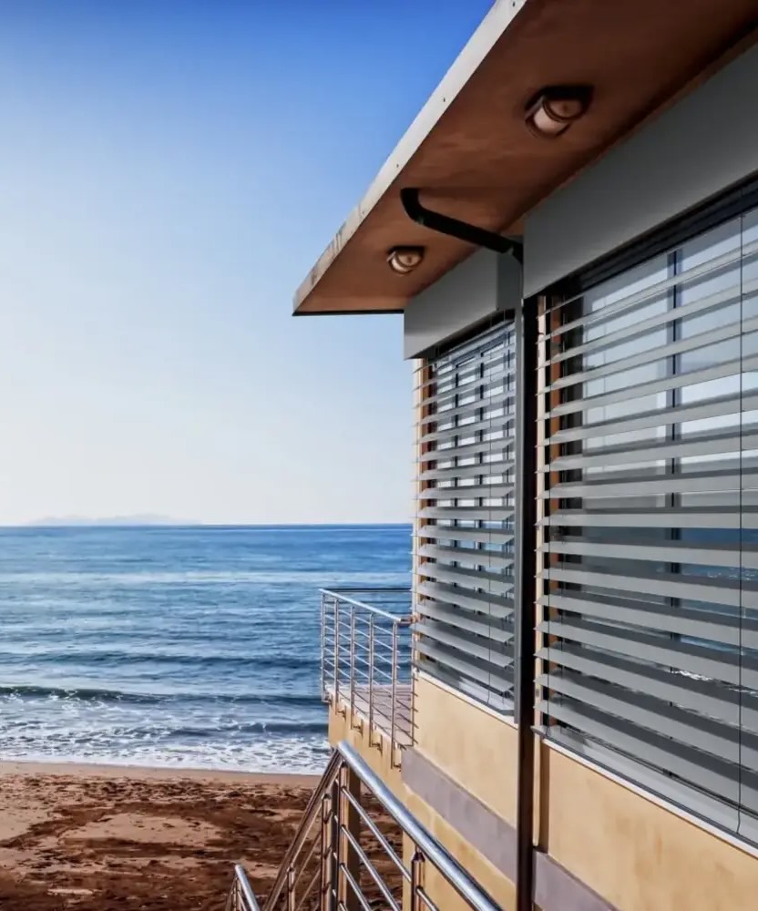 Raffstores extérieurs SkyFlow face à la mer